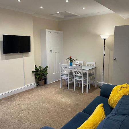 Super Convenient For Central London - Large 2 Double Bed Apartment 30 Seconds Walk To Platform Train Station And 19 Mins To London Waterloo Londres Exterior foto