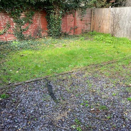 Super Convenient For Central London - Large 2 Double Bed Apartment 30 Seconds Walk To Platform Train Station And 19 Mins To London Waterloo Londres Exterior foto