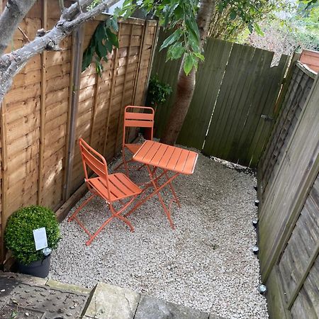 Super Convenient For Central London - Large 2 Double Bed Apartment 30 Seconds Walk To Platform Train Station And 19 Mins To London Waterloo Londres Exterior foto
