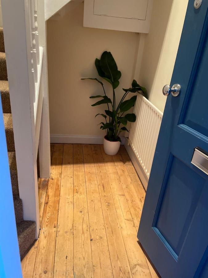 Super Convenient For Central London - Large 2 Double Bed Apartment 30 Seconds Walk To Platform Train Station And 19 Mins To London Waterloo Londres Exterior foto