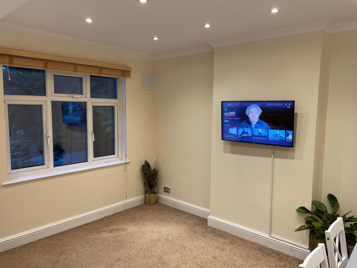 Super Convenient For Central London - Large 2 Double Bed Apartment 30 Seconds Walk To Platform Train Station And 19 Mins To London Waterloo Londres Exterior foto