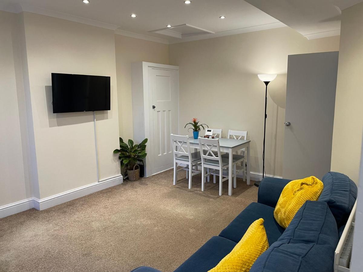 Super Convenient For Central London - Large 2 Double Bed Apartment 30 Seconds Walk To Platform Train Station And 19 Mins To London Waterloo Londres Exterior foto