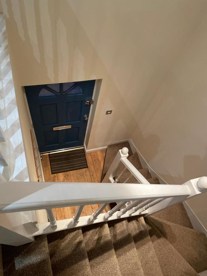 Super Convenient For Central London - Large 2 Double Bed Apartment 30 Seconds Walk To Platform Train Station And 19 Mins To London Waterloo Londres Exterior foto