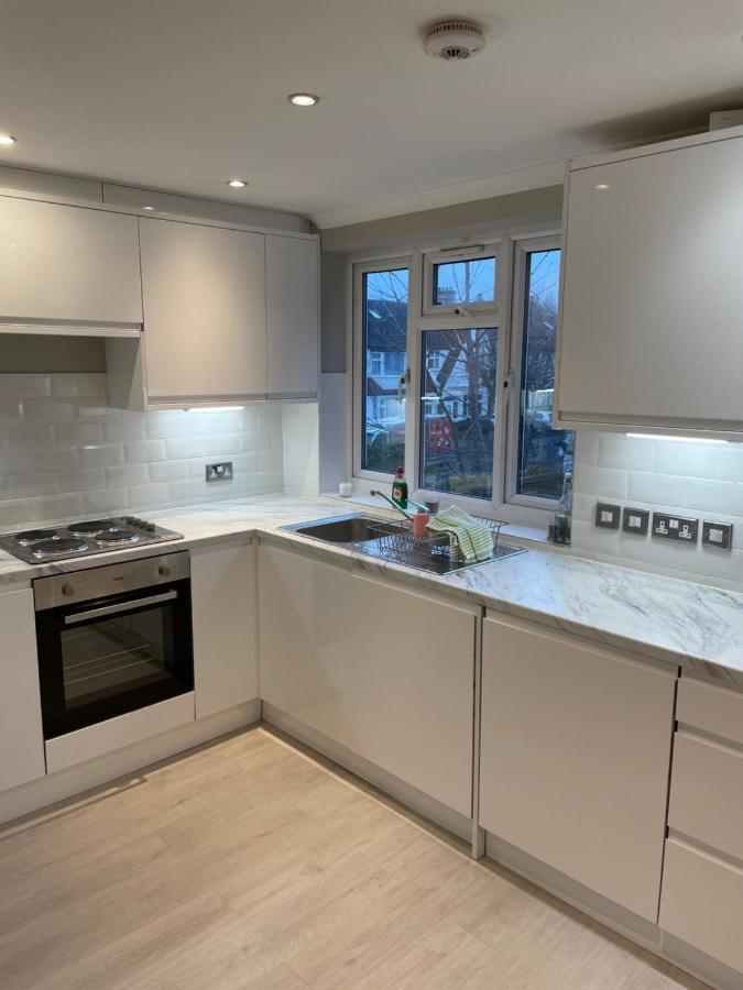 Super Convenient For Central London - Large 2 Double Bed Apartment 30 Seconds Walk To Platform Train Station And 19 Mins To London Waterloo Londres Exterior foto