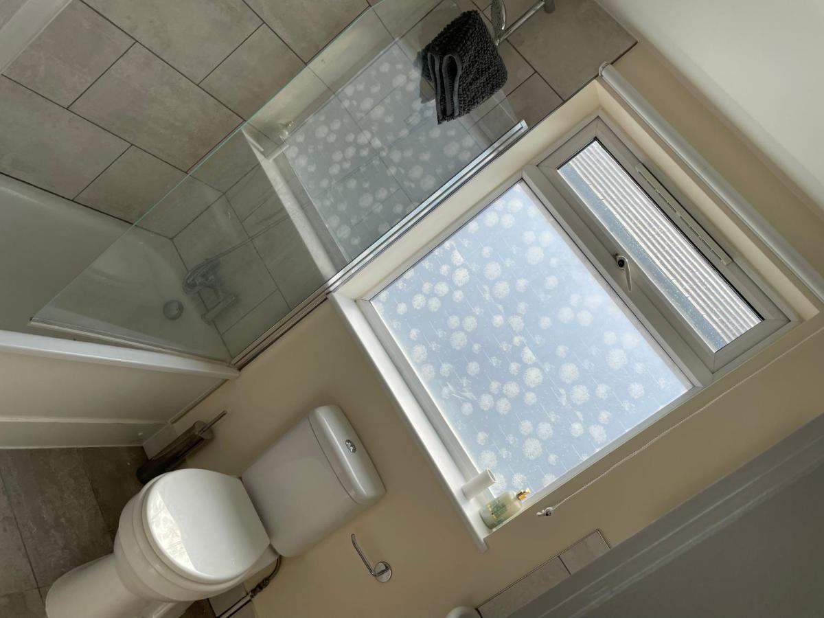 Super Convenient For Central London - Large 2 Double Bed Apartment 30 Seconds Walk To Platform Train Station And 19 Mins To London Waterloo Londres Exterior foto