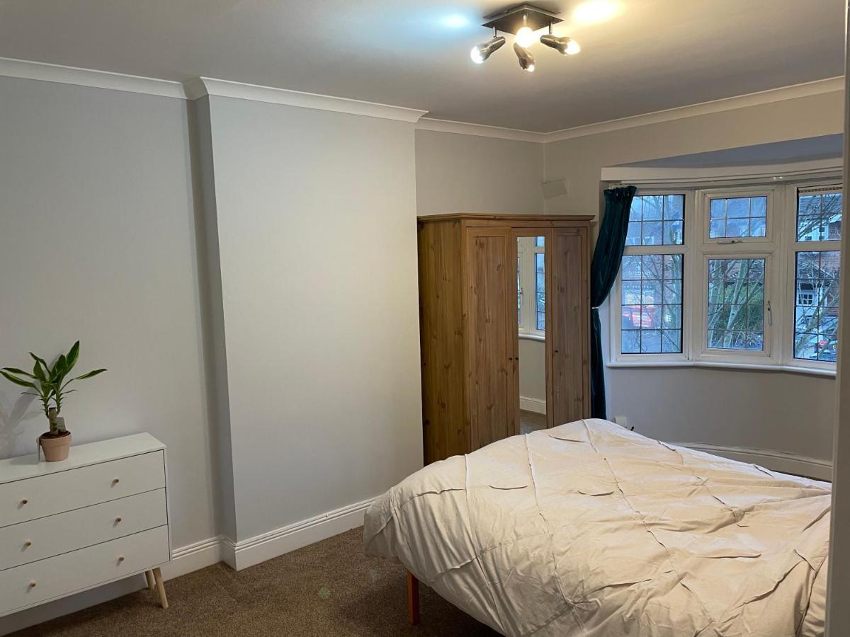 Super Convenient For Central London - Large 2 Double Bed Apartment 30 Seconds Walk To Platform Train Station And 19 Mins To London Waterloo Londres Exterior foto
